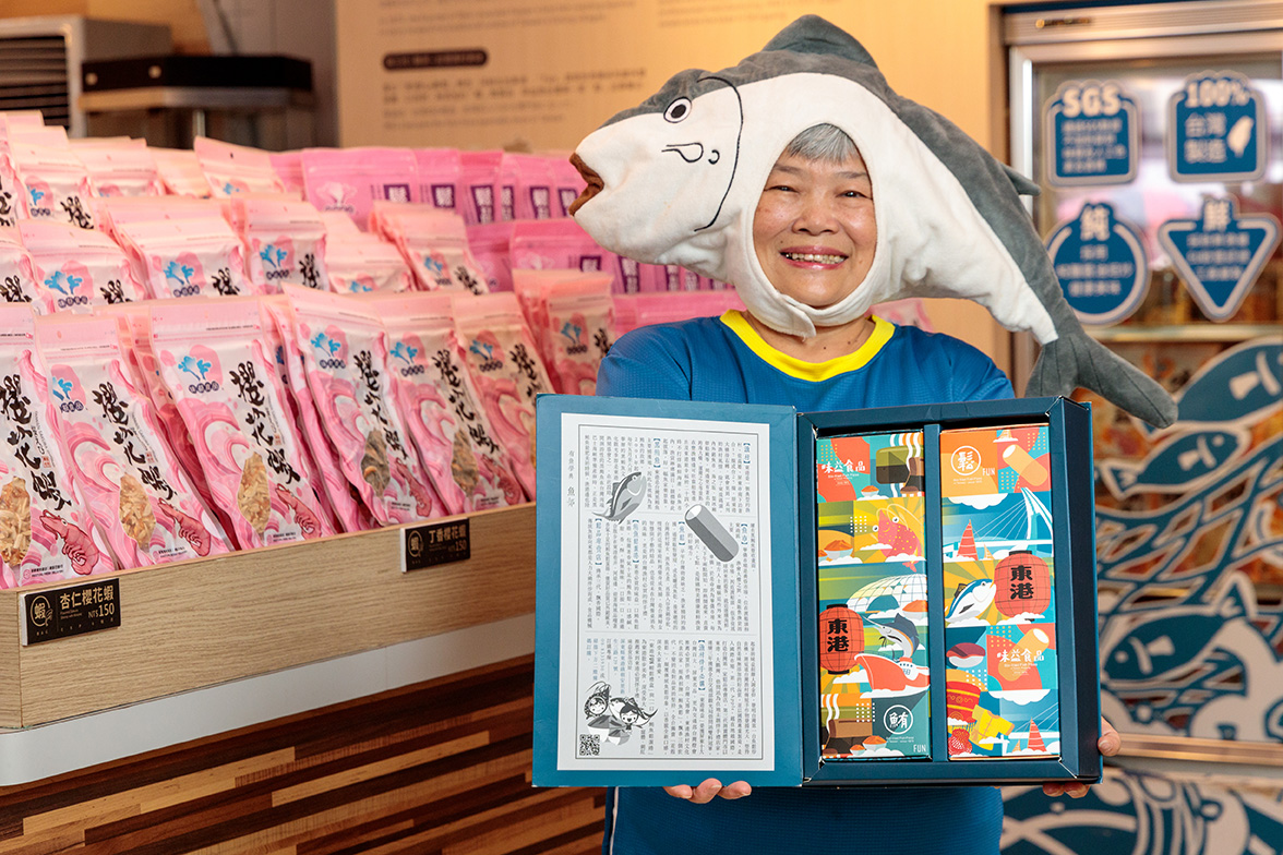 The enthusiastic store manager APPLE and the 'Fish School Gift Box'