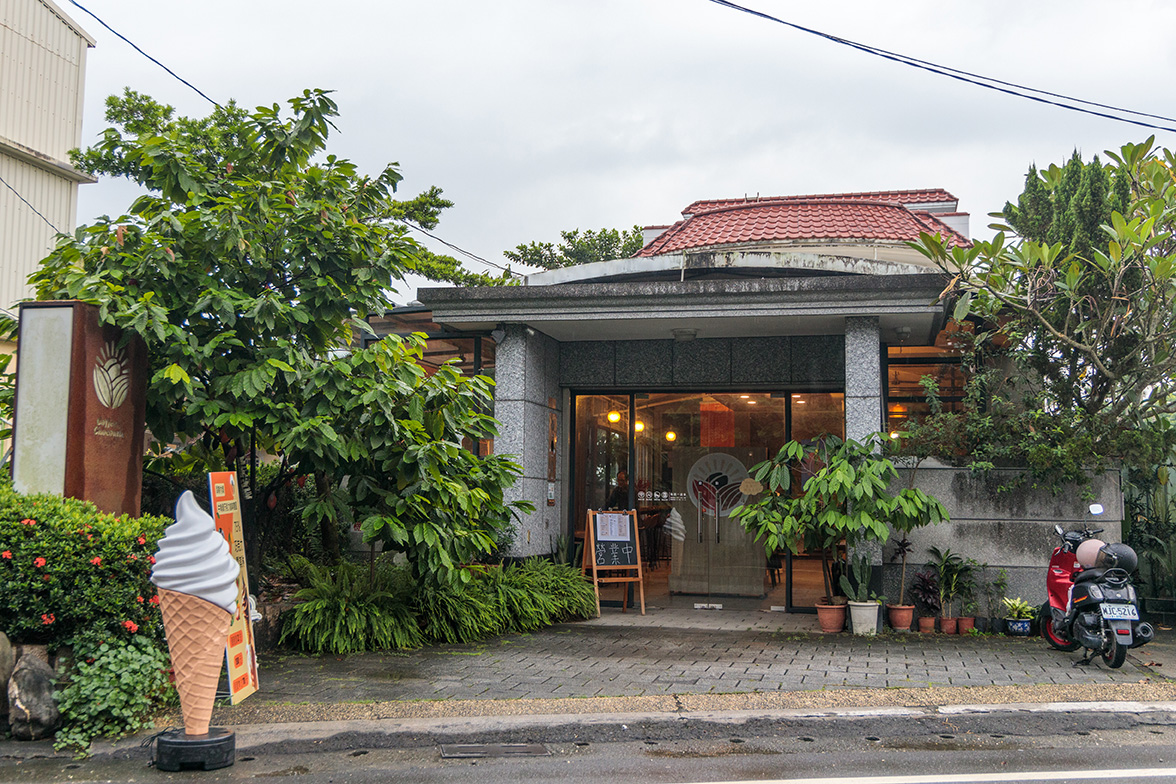 The chocolate farm store of Wugawan boasts a clean and bright environment.