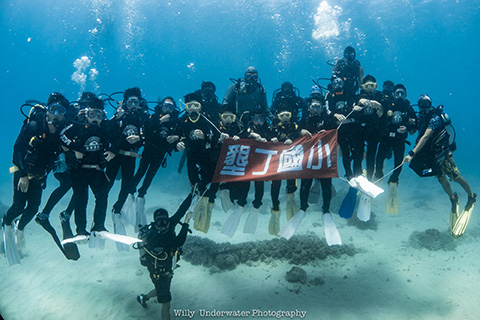 Kenting Elementary School holds its graduation ceremony using marine diving as a method.